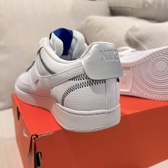 New with box Women’s Nike sneakers size 10 - Picture 1 of 3